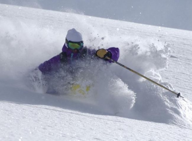 Derrapar en la nieve polvo